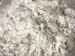 将和好的澄粉团分散加入上部的糯米粉中一起揉搓