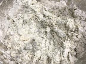 将和好的澄粉团分散加入上部的糯米粉中一起揉搓