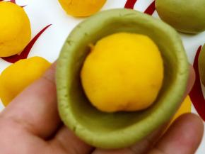 将奶黄馅包入艾团中