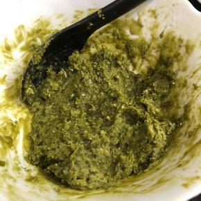 取烧开的艾草汁100克、冲入澄粉中并快速搅拌