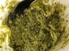 取烧开的艾草汁100克、冲入澄粉中并快速搅拌