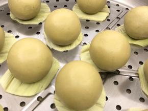 搓圆，刚好买了玉米，就用玉米皮做底托啦：）