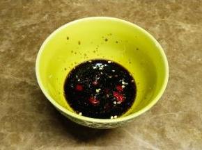 蒜剁碎，小米椒切小圈放入酱油、陈醋、糖、盐混合调料中拌均匀