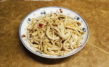 酱料混合物倒入杏鲍菇条里拌匀