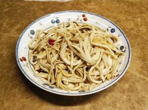 酱料混合物倒入杏鲍菇条里拌匀