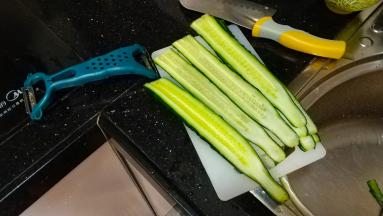 青瓜刨成薄片