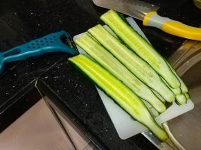 青瓜刨成薄片