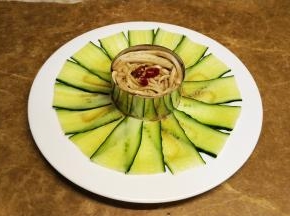 青瓜薄片摆上盘