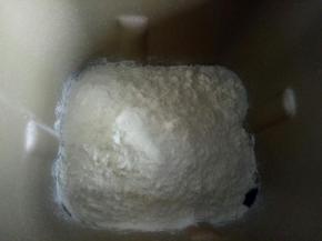 将所有主材料混合，用搓衣服的方式揉成光滑的面团（本来想借助面包机的，无奈面包机揉不动，所以改手揉了），一定要多揉哦，我揉了大概有15分钟多