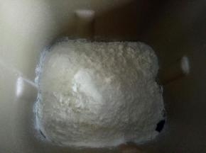 将所有主材料混合，用搓衣服的方式揉成光滑的面团（本来想借助面包机的，无奈面包机揉不动，所以改手揉了），一定要多揉哦，我揉了大概有15分钟多