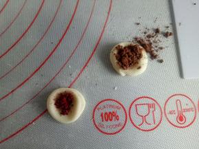 揉好的面团分别取一点点揉入红曲粉和可可粉，一丢丢就可以了，我的有点放多了，盖保鲜膜备用