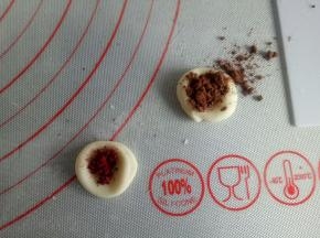 揉好的面团分别取一点点揉入红曲粉和可可粉，一丢丢就可以了，我的有点放多了，盖保鲜膜备用