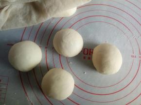 剩下的面团分成均匀的几等份，分别揉圆，盖保鲜膜防止干皮