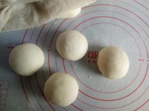 剩下的面团分成均匀的几等份，分别揉圆，盖保鲜膜防止干皮