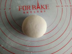 取一块面团轻轻按扁