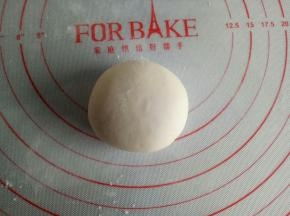 取一块面团轻轻按扁