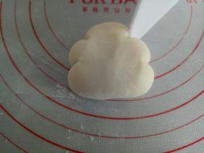 借助刮板压出云朵的造型，可以多压几次