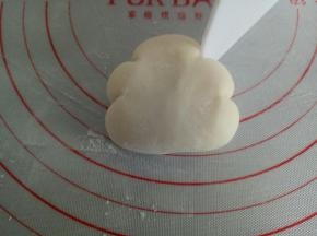 借助刮板压出云朵的造型，可以多压几次