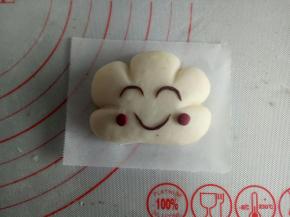 用可可面团装饰好表情，红色面团装饰腮红