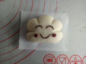 用可可面团装饰好表情，红色面团装饰腮红