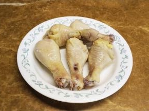 1.5小时后，水温稍凉取出鸡腿，放入密封盒室温冷却至不烫手