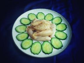 放入撕好的鸡腿肉，蒜蓉倒入热油，可倒入鸡腿里亦可装进碟子里粘着吃