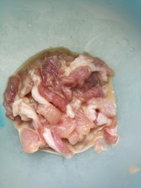 放入料酒和半勺生抽，嫩肉粉腌制十分钟左右。