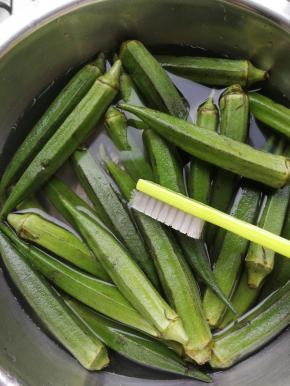 秋葵用刷子刷干净