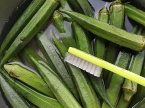 秋葵用刷子刷干净