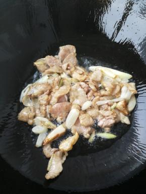 锅内放油葱蒜爆香然后倒入肉片翻炒均匀。