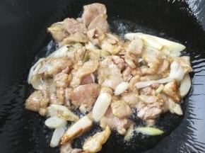 锅内放油葱蒜爆香然后倒入肉片翻炒均匀。