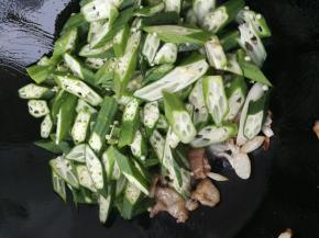 肉闻到香味之后倒入秋葵