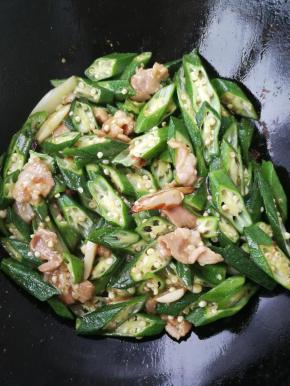 加盐翻炒均匀至秋葵有点变软即可出锅。