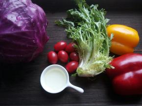 凉拌菜选了红黄椒、苦菊、小番茄、紫甘蓝、还有最重要的加拿大芥花油，加拿大芥花油用来做凉拌菜最适合了。