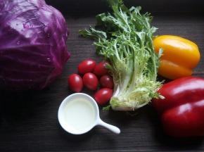 凉拌菜选了红黄椒、苦菊、小番茄、紫甘蓝、还有最重要的加拿大芥花油，加拿大芥花油用来做凉拌菜最适合了。