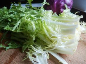 苦菊切成寸段就可以。