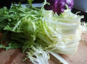 苦菊切成寸段就可以。