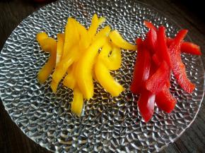 青红椒各10克，切成细丝。