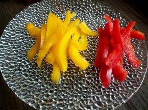 青红椒各10克，切成细丝。
