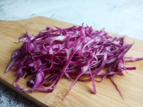 紫甘蓝取45克，洗净切细丝。