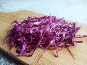 紫甘蓝取45克，洗净切细丝。