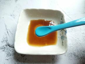 取一个碟子、生抽、细盐、白醋放在一起，拌一下。