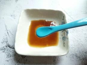 取一个碟子、生抽、细盐、白醋放在一起，拌一下。