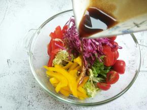 将所有食材放入一个大的容器，加入调味料。