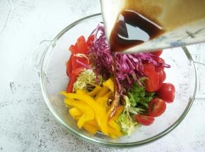 将所有食材放入一个大的容器，加入调味料。