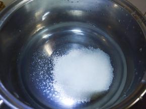 水里加入白糖煮糖水。
