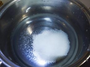 水里加入白糖煮糖水。