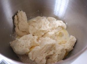 将主面团的材料放入厨师机，中种面团撕成小块放入