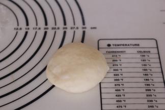 松弛好的面团按压排气