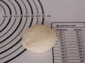 松弛好的面团按压排气